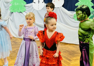 Dzieci bawią się na balu karnawałowym