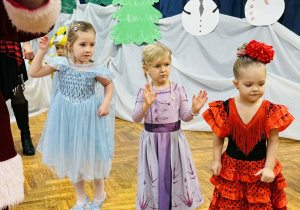 Dzieci bawią się na balu karnawałowym