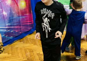 Dzieci bawią się na balu karnawałowym