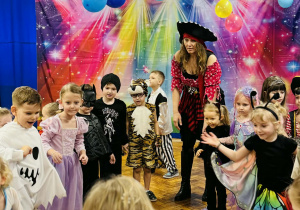 Dzieci bawią się na balu karnawałowym