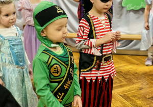 Dzieci bawią się na balu karnawałowym