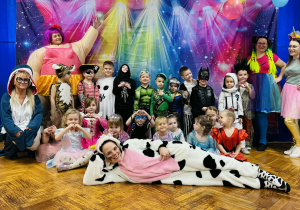 Dzieci bawią się na balu karnawałowym