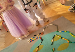 Dzieci bawią się klockami lego