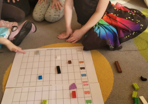 Dzieci bawią się klockami lego