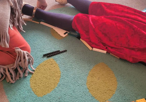 Dzieci bawią się klockami lego