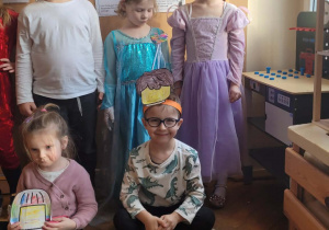 Dzieci bawią się klockami lego