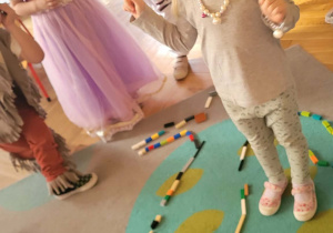 Dzieci bawią się klockami lego