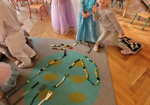 Dzieci bawią się klockami lego