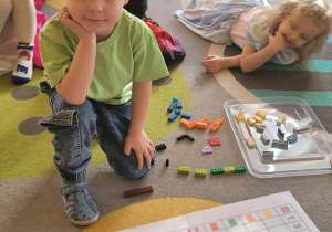 Dzieci bawią się klockami lego