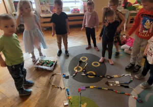 Dzieci bawią się klockami lego