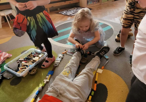 Dzieci bawią się klockami lego