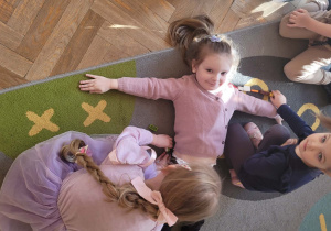 Dzieci bawią się klockami lego