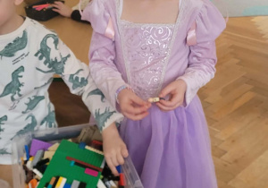 Dzieci bawią się klockami lego