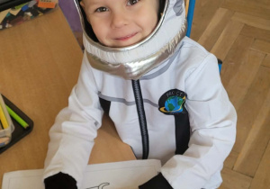 Dzieci bawią się klockami lego