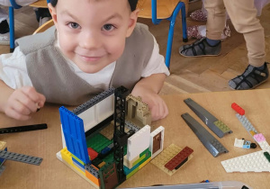 Dzieci bawią się klockami lego