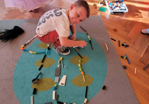 Dzieci bawią się klockami lego