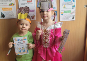 Dzieci bawią się klockami lego