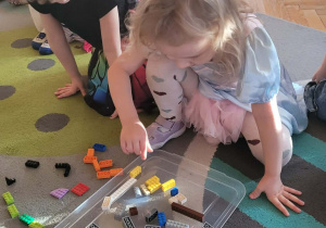 Dzieci bawią się klockami lego