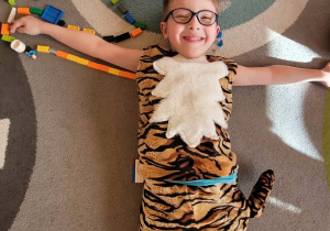 Dzieci bawią się klockami lego