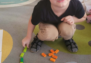 Dzieci bawią się klockami lego