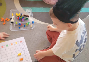 Dzieci bawią się klockami lego