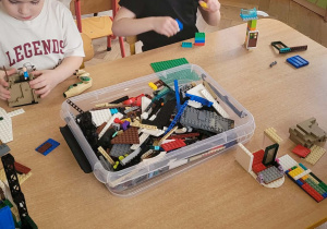 Dzieci bawią się klockami lego