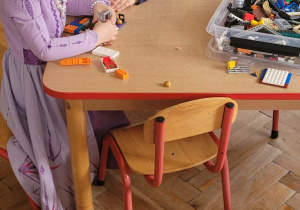Dzieci bawią się klockami lego