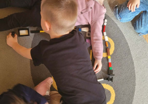 Dzieci bawią się klockami lego