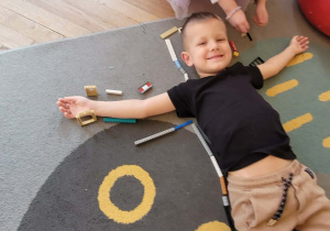 Dzieci bawią się klockami lego