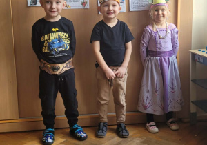 Dzieci bawią się klockami lego