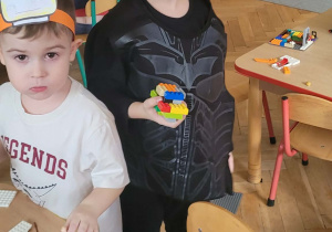 Dzieci bawią się klockami lego