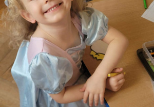 Dzieci bawią się klockami lego