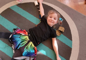 Dzieci bawią się klockami lego