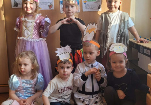 Dzieci bawią się klockami lego