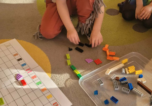 Dzieci bawią się klockami lego