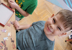 Dzieci układają puzzle