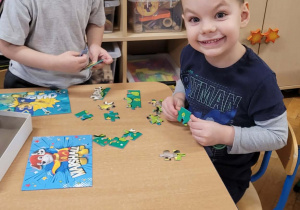 Dzieci układają puzzle