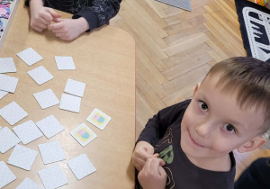 Dzieci układają puzzle