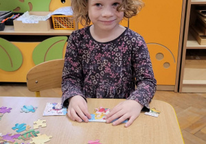 Dzieci układają puzzle