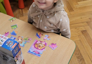 Dzieci układają puzzle
