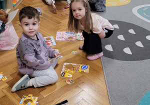 Dzieci układają puzzle