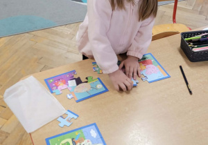 Dzieci układają puzzle