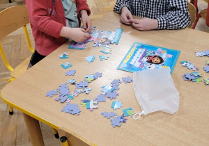 Dzieci układają puzzle