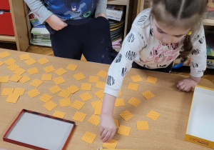 Dzieci układają puzzle