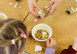 Dzieci przygotowują jedzenie dla ptaków