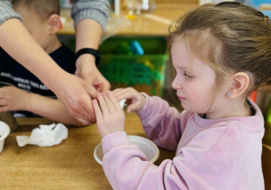 Dzieci przygotowują jedzenie dla ptaków