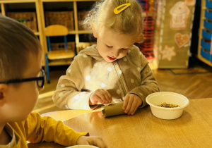 Dzieci przygotowują jedzenie dla ptaków