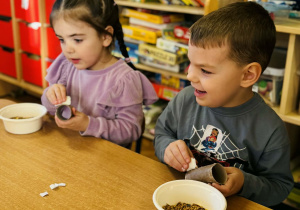 Dzieci przygotowują jedzenie dla ptaków