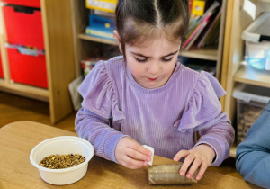 Dzieci przygotowują jedzenie dla ptaków