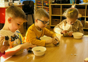 Dzieci przygotowują jedzenie dla ptaków